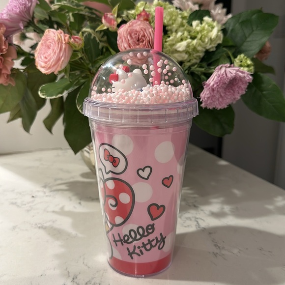 Lovely Hello Kitty drinking cup with straw - Picture 3 of 5